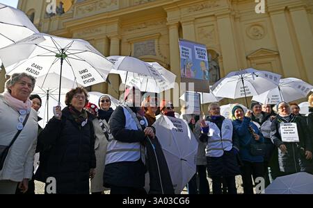 Munich, Allemagne. 02 mars 2025. Des membres de l'initiative 'OMAS Gegen Rechts' participent à la manifestation contre la droite sous le slogan 'Jetzt erst recht - wir bleiben laut' (maintenant plus que jamais - nous resterons forts) sur Odeonsplatz. Crédit : Uwe Lein/dpa/Alamy Live News Banque D'Images
