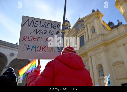 Munich, Allemagne. 02 mars 2025. Un participant à la manifestation contre la droite sous le slogan "maintenant plus que jamais - nous resterons forts" se dresse avec un panneau "plus jamais les nazis! Save Democracy' sur Odeonsplatz. Crédit : Uwe Lein/dpa/Alamy Live News Banque D'Images