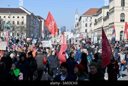 Munich, Allemagne. 02 mars 2025. Les participants à la manifestation contre la droite sous le slogan "maintenant plus que jamais - nous resterons forts" se tiennent sur Odeonsplatz. Crédit : Uwe Lein/dpa/Alamy Live News Banque D'Images
