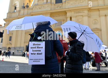 Munich, Allemagne. 02 mars 2025. Des membres de l'association 'OMAS Gegen Rechts' participent à la manifestation contre la droite sous la devise 'Jetzt erst recht - wir bleiben laut' (maintenant plus que jamais - nous resterons forts) sur Odeonsplatz. Crédit : Uwe Lein/dpa/Alamy Live News Banque D'Images