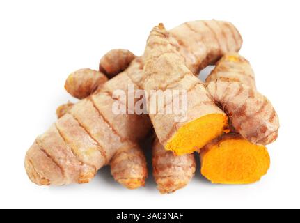 Morceaux de rhizomes de tumérisme isolés sur blanc Banque D'Images
