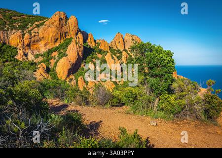 Paysage pittoresque de coucher de soleil avec des falaises colorées, près de Cannes, pic du Cap Roux. Fantastique vue sur les rochers rouges au coucher du soleil dans le massif de l'Estérel, France Banque D'Images