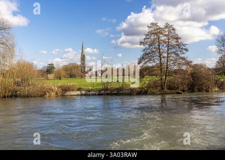 Vue de la cathédrale de Salisbury depuis le pont de barrage de Harnham, Harnham Water Meadows, Salisbury, Wiltshire, Royaume-Uni Banque D'Images
