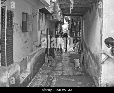 Voie étroite dans le bidonville de Bhatwadi et Devnar, Bombay Mumbai, Maharashtra, Inde, Asie Banque D'Images