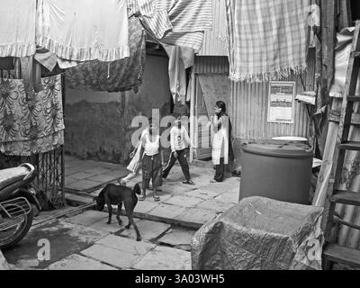 Enfants dans les bidonvilles de Bhatwadi et Devnar, Bombay Mumbai, Maharashtra, Inde, Asie Banque D'Images