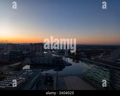 Lever du soleil sur Salford Quays à Manchester, Royaume-Uni Banque D'Images