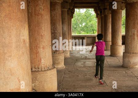 Gwalior , Madhya Pradesh, Inde 8-10-2022 : enfants jouant dans le fort de Gwalior. Mur massif, vue sur la colline, architecture moghole, porte historique, touriste ex Banque D'Images