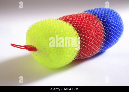 Brosse à décaper en nylon coloré sur fond blanc Banque D'Images