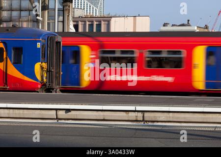 Gare de London Waterloo, Londres, Royaume-Uni. Trains de banlieue électriques South Western Railway classe 455 Banque D'Images