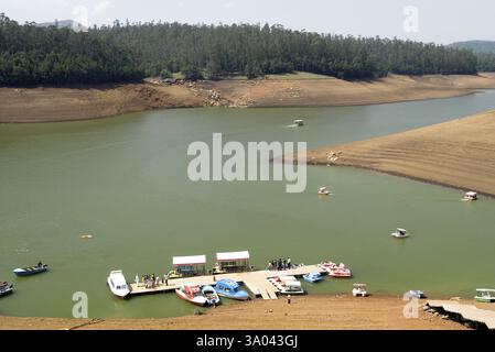 Navigation de plaisance dans la rivière Pykara, district de Nilgiris, Tamil Nadu, Inde, Asie Banque D'Images