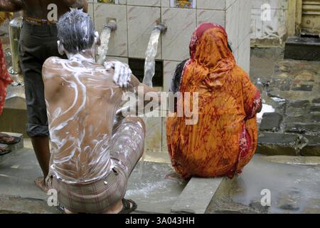 L'homme et de la femme de prendre bain sur sentier Kolkata West Bengal India Asie Banque D'Images