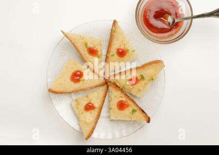 Toast au fromage chili avec ketchup bol Pune Maharashtra Inde Asie Sept 2011 Banque D'Images