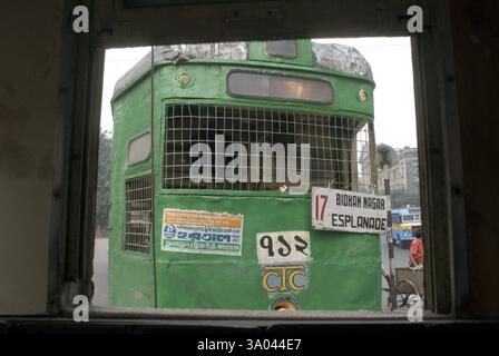 Vue de Green Tram par fenêtre, Kolkata, Bengale occidental, Inde, Asie Banque D'Images