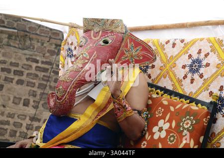 Un homme déguisé de Ganesh Ji dans la procession religieuse de Pipa Jayanti-Jodhpur Rajasthan Inde Banque D'Images