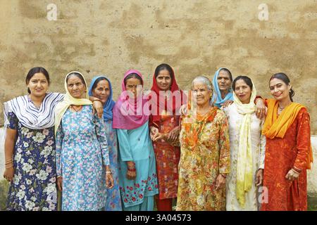 Les femmes rurales membres de micro crédit finance group l'initiative économique a commencé par les ONG de Développement Rural Organisation Chinmaya Banque D'Images