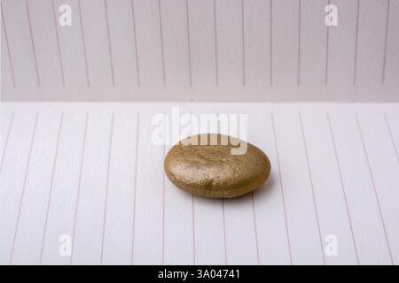 Peu d'or sur la pierre de couleur avec un fond Banque D'Images