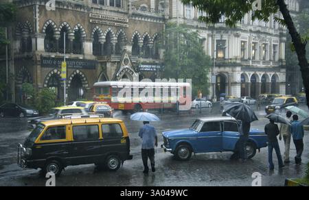 Scène de rue sous la pluie de mousson, Bombay Mumbai, Maharashtra, Inde, Asie Banque D'Images