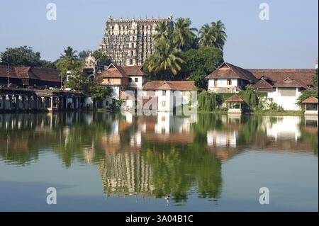 Temple et maisons de Sri padmanabhaswamy reflétés dans le réservoir de padmatheertham à Trivandrum Thiruvananthapuram, Kerala, Inde 2010 Banque D'Images