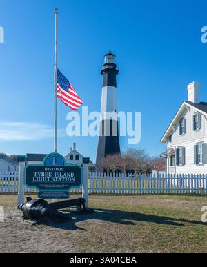 Phare de Tybee Island avec drapeau américain en Berne Banque D'Images
