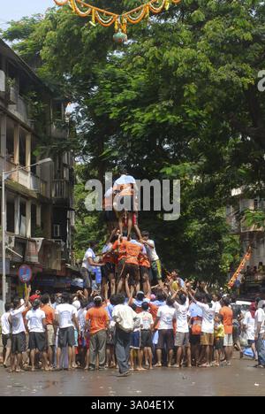 Pyramide humaine essayant de briser le dahi handi au festival janmashtami à dadar, Bombay, Mumbai, Maharashtra, Inde, Asie Banque D'Images