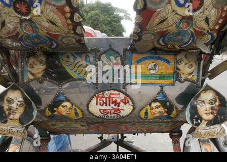 Cycle Rickshaw art-Bangladeshis arts uniques et populaires, les peintures et la décoration sur le cycle de rickshaw à trois roues, Dhaka, Bangladesh, Asie Banque D'Images
