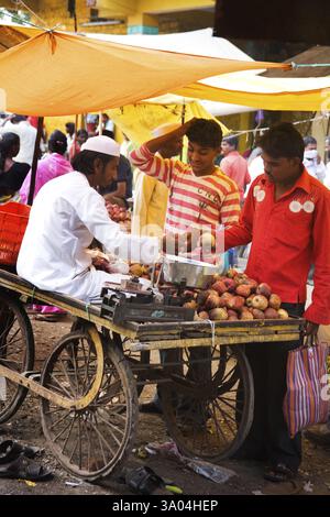 Homme vendant des fruits au marché, Nandur, Marathwada, Maharashtra, Inde NOMR Banque D'Images