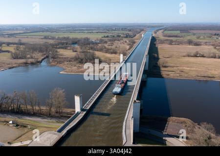 Jonction de la voie navigable de Magdeburg, Mittelland canal traverse l'Elbe dans un pont en auge, le plus long pont canal d'Europe, Hohenwarthe, Saxe-Anhalt, Allemagne Banque D'Images