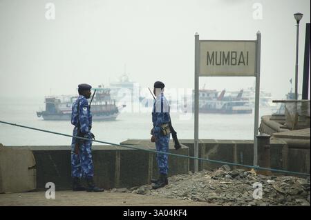 La police de la force d'action rapide surveille la zone côtière après l'attaque terroriste par les moudjahidines du deccan, Bombay Mumbai Banque D'Images