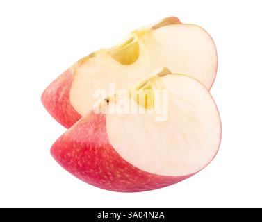 Deux quartiers de pomme rouge isolés sur fond blanc Banque D'Images