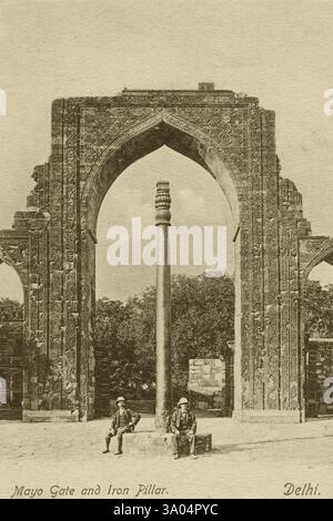 Patrimoine, vieille carte postale, Mayo-Gate et pilier de fer, Delhi, Inde, Asie Banque D'Images
