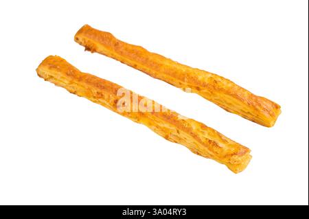 Bâtonnets de pain au fromage, pain salé au beurre isolé sur fond blanc. vue de dessus. Banque D'Images