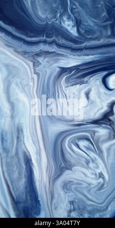 Taches d'encre. Flux de mélange. Texture d'émail de particules de marbre d'eau chimique de couleur bleue défocalisée flottant sur fond créatif abstrait. Banque D'Images