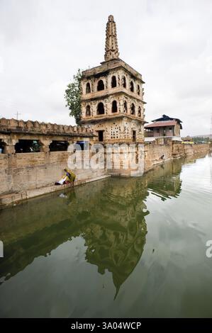 Chars harida tirtha avec temple de la déesse et tour de victoire, Banashankari, Bagalkot, Karnataka, Inde, Asie Banque D'Images