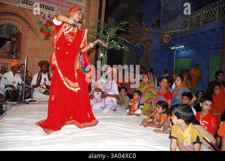 Spectacle de danse sur le festival Dheenga Gavar gangaur, Jodhpur, Rajasthan, Inde NO MR Banque D'Images