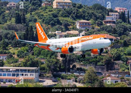 EasyJet Airbus A320neo Flugzeug Flughafen Korfu in Griechenland Korfu, Griechenland - 8. Juni 2024 : Ein Airbus A320neo Flugzeug der EasyJet mit dem Kennzeichen G-UZHD auf dem Flughafen Korfu CFU in Griechenland. *** Airbus A320neo EasyJet Aéroport de Corfou en Grèce Corfou, Grèce 8 juin 2024 Airbus A320neo EasyJet immatriculé G UZHD à l'aéroport CFU de Corfou en Grèce Banque D'Images