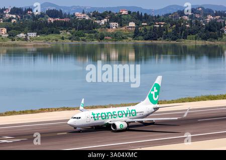 Transavia Boeing 737-700 Flugzeug Flughafen Korfu in Griechenland Korfu, Griechenland - 7. Juni 2024 : Ein Boeing 737-700 Flugzeug der Transavia mit dem Kennzeichen pH-XRX auf dem Flughafen Korfu CFU in Griechenland. *** Transavia Boeing 737 700 Aéroport de Corfou en Grèce Corfou, Grèce 7 juin 2024 Un Boeing 737 700 De Transavia immatriculé pH XRX à l'Aéroport CFU de Corfou en Grèce Banque D'Images