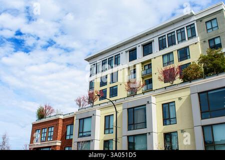 Vue extérieure des étages supérieurs du complexe d'appartements résidentiels de luxe moderne. Banque D'Images