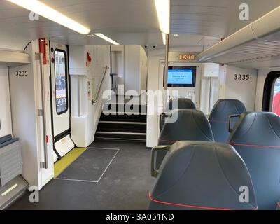 Intérieur de la voiture Caltrain à deux étages sièges modernes, un affichage numérique montrant Menlo Park, et une signalisation de sortie visible près des portes - Menlo Park, Cal Banque D'Images