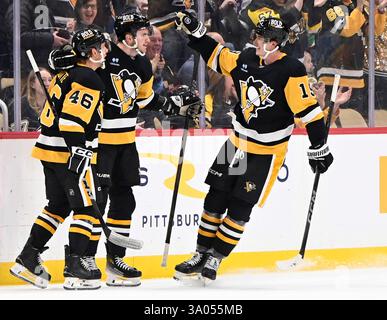 Pittsburgh, États-Unis. 02 mars 2025. Le défenseur des Penguins de Pittsburgh Ryan Shea (5 ans) célèbre son but en première période contre les Maple Leafs de Toronto au PPG Paints Arena de Pittsburgh le dimanche 2 mars 2025. Photo par Archie Carpenter/UPI. Crédit : UPI/Alamy Live News Banque D'Images