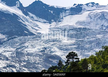 Les effets du réchauffement climatique sont visibles sur le glacier du rhône qui fond rapidement, créant un paysage spectaculaire Banque D'Images