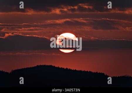 Coucher de soleil sur la forêt en république tchèque en hiver. Banque D'Images