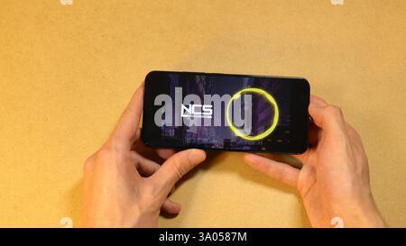 NoCopyrightSounds chaîne musique libre pour les créateurs, écran de smartphone, mains tenant un appareil mobile, lecture d'une vidéo YouTube NCS, libre de droits Banque D'Images