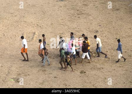 Les gens portant l'idole du seigneur ganesh pour l'immersion sur le festival ganpati, Tamil Nadu, Inde 2009 Banque D'Images