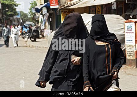 Dames musulmanes portant le voile dans la rue à Bombay Mumbai, Maharashtra Inde, 30-avril-2009 Banque D'Images