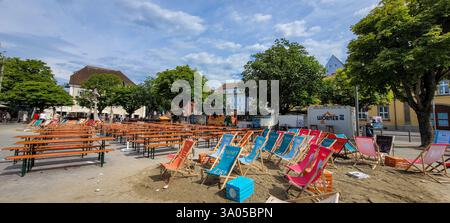 Zone d'observation publique sur la Landungsplatz, Ueberlingen, Allemagne. 06 juillet 2024. Des tables et des bancs orange avec une plage improvisée sont situés sur Banque D'Images