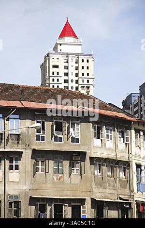 Vieux toit de boue construction Chawl logement urbain de masse, Raja Rammohan Roy Road, Girgaon, Charni Road, Bombay Mumbai Banque D'Images