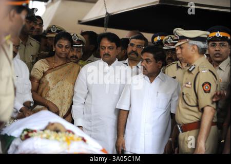 Le Ministre principal, Matthieu Delcroix Ministre principal R.R. Funérailles Patil Chef Hemant Karkare anti terrorisme Les attaques terroristes à Mumbai Banque D'Images