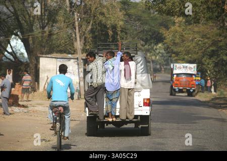 Les passagers debout à l'arrière de la jeep ont utilisé le système de transport local à Jharkhand, Inde, Asie Banque D'Images