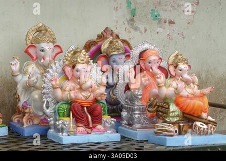 Idoles du seigneur Ganesh gardées pour la vente, Dieu hindou à tête d'éléphant, festival Ganapati à Lalbaug, Bombay Mumbai Banque D'Images