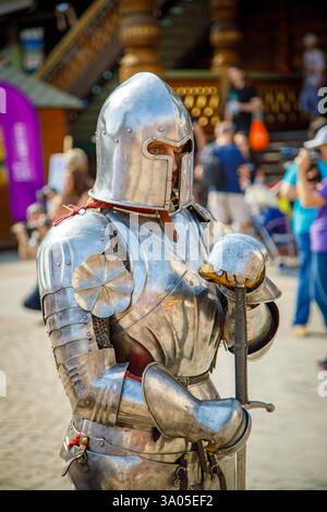 Chevalier en armure brillante tenant une épée et un casque posant près du kremlin izmailovo, point de repère populaire à moscou, russie. Moscou, Russie 20 juin 2018 Banque D'Images